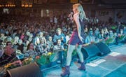 Melissa Naschenweng macht Stimmung am Alpenland Musikfestival. Auch nächstes Jahr soll das Festzelt so voll sein. (Bild: Reto Martin (6. Mai 2017))