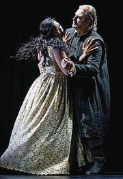 Elvira (Pretty Yende) und Sir Giorgio (Michele Pertusi). (Bild: Judith Schlosser)
