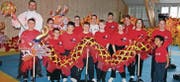 Stolz wird einer der drei original chinesischen Drachen präsentiert. (Bild: Urs Huwyler)
