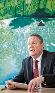 Stadtpräsident Thomas Niederberger erklärt in seinem Büro, weshalb er sich für die FDP entschieden hat. (Bild: Reto Martin)