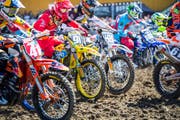 Start zum Rennen der MX2-Kategorie auf der Anlage "Schweizer Zucker" in Niederwil im August 2017. (Bild: Andrea Stalder)