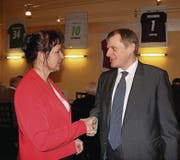 Die beiden glücklichen CVP-Kandidaten Monika Lehmann-Wirth und Felix Bischofberger, CVP-Präsident Region Rorschach, im Restaurant Fontana in Goldach. (Bild: Alessia Pagani)