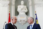 Bundespräsident Alain Berset (links) mit Liechtensteins Regierungschef Adrian Hasler nach der Pressekonferenz anlässlich des Staatsbesuchs auf Einladung von Erbprinz Alois. (Bild: Keystone/Peter Klaunzer)