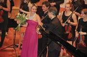 Für die Pianistin Arta Arnicane gab es viel Applaus und Blumen. Bild: Christof Lampart