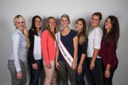 Die sechs Finalistinnen gemeinsam mit der amtierenden Apfelkönigin: v.l. Deborah Neuhaus, Iris Lieberherr, Sara Zaugg, Apfelkönigin Angela Stocker, Tiziana Castauro, Lea Rutishauser und Marion Weibel. (Bild: pd)