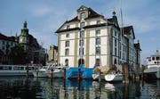 Zu See und Wahrzeichen leitet der geführte Stadtrundgang mit erzählter Geschichte ebenso wie in wenig bekannte Ecken der Hafenstadt. (Bild: Otmar Elsener)