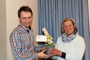 Präsident Thomas Alder dankt der zurücktretenden Aktuarin Margrit Rathgeb. Es wird noch jemand für ihre Nachfolge gesucht. (Bild: Trudi Krieg)