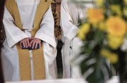 Gottesdienste gestalten, Menschen begleiten, Religionsunterricht erteilen und mehr, der kirchliche Aufgabenkatalog ist vielfältig. (Bild: Archiv)