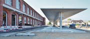 Fünf Stützen, ein Mittelträger und darüber ein 900 Quadratmeter grosses Betondach: Der neue Arboner Bushof. Links der letzte Woche eröffnete Hamel-Markt. (Bild: Max Eichenberger)