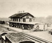 Als dieses Bild des Wiler Bahnhofs vor gut 100 Jahren entstand, musste für Bahnreisen noch markant mehr Zeit eingerechnet werden. (Bild: PD)