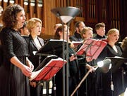 27 Vokalisten, mit zwölf Soli-Sängerinnen und -Sängern, denen die Weltbühnen nicht fremd sind, boten ein tiefgreifendes Chorkonzert, dessen Inhalt aktueller nicht sein könnte. (Bild: Heidy Beyeler)