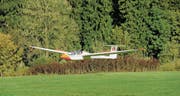 Segelflugpilot Fabian Grunder und Fluglehrer Edwin Gubler beim Landeanflug in Amlikon. (Bild: Ruedi Steiner)