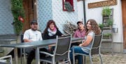Familie Stadler hat sich daran gewöhnt, dass sie auch an ihrem Sitzplatz jederzeit mit Kundschaft rechnen muss. (Bilder: Eveline Dudda)