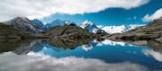 Die Aussicht von der Fuorcla Surlej im Engadin, gespiegelt in einem kleinen See, ziert das Buch «Bergüber» von Simon Walther als Titelbild. (Bild: Simon Walther)