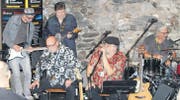 Kuddel Renner & His Amazing Blues Orchestra: Im randvollen Blueskeller zeigte sich das Publikum von der Darbietung der Künstler begeistert. (Bilder: Ignaz Good)