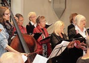Der Cäcilienchor St. Peter gestern Vormittag bei seinem Auftritt am Patrozinium von St. Peter. (Bild: Christof Lampart)