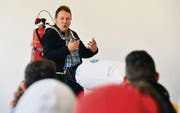 Dank Individispace-Keeper schafft Stefan Heuss 0,3 Kubikmeter individuellen Freiraum. Seine Zuhörer fanden seine Erfindung saukomisch. (Bild: Donato Caspari)