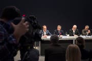 Sie verküändeten am 7. Dezember den Joint Venture-Zusammenschluss zwischen AZ-Medien und der NZZ-Mediengruppe: Axel Wüstmann, CEO AZ Medien, Peter Wanner, Verwaltungsratspräsident der AZ Medien, Etienne Jornod, Verwaltungsratspräsident der NZZ und Pascal Hollenstein, Leiter Publizistik NZZ. (Bild: KEYSTONE)