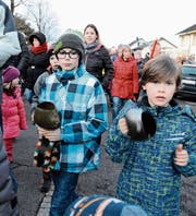 Gemeinsam wird das alte Jahr lautstark verabschiedet. (Bilder: Hansruedi Rohrer)