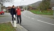 Katharina Alder und Fritz Streuli fordern einen Fussgängerstreifen. Hier geht nach den Sommerferien der Schulweg durch. (Bild: Mario Testa)