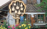 Sekundarschüler Christoph Müller posiert auf dem elterlichen Hof in Lachen vor seiner Skulptur Sturmobst. (Bild: Maya Heizmann)