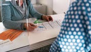 Die Leistungen der Sozialhilfe unterscheiden sich von Kanton zu Kanton und von Gemeinde zu Gemeinde. (Bild: Christian Beutler/Keystone)