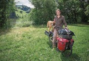 Der Nomade Andreas Knorr und sein Hund Checko reisen durch die Schweiz und machen am Gübsensee halt. (Bild: Samuel Schalch)