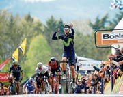 Der Spanier Alejandro Valverde ist einmal mehr der Schnellste am Ende der Mauer von Huy und gewinnt zum fünften Mal. Links der Ostschweizer Michael Albasini. (Bild: Julien Warnand/EPA)