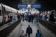 Die Züge von St.Gallen nach Zürich sind immer gut besetzt - jetzt soll es noch schnellere Verbindungen geben. (Bild: Benjamin Manser)