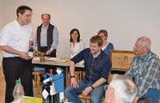 Präsident Reto Bischofberger (links) gratuliert den beiden neuen Ehrenmitgliedern. (Bild: rb)