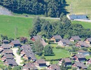 Im Zentrum der Brendi-Siedlung befindet sich eine Wiese. Am oberen Bildrand verläuft die Rickenstrasse. (Bild: Martin Knoepfel)