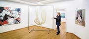 Zwischen Schwingern, einer Polyesterfrau und einer nackten Maskierten steht Gastkuratorin Ute Christiane Hoefert. (Bild: Reto Martin)