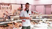 Yves Reich freut sich, dass er in seiner Metzgerei für die Weihnachtstage auch nicht alltägliche Bestellungen ausführen darf. (Bild: Thomas Schwizer)