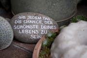 Yvonne Aldrovandi-Schläpfer beschriftet gerne Steine mit Sprüchen. (Bild: Urs Jaudas)