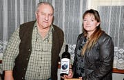Auch Bezirkspräsidentin Eliane Kaiser freut sich an der Auszeichnung für die 6. Feldmeisterschaft von Reinhard Roduner, Buchs. (Bild: Hansruedi Rohrer)