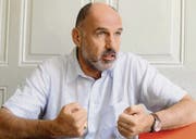 FMH-Präsident Jaques de Haller setzt sich in der Debatte um die Krankenkassen-Prämienexplosion für die Anliegen der Ärzte ein. (Bild: ky/Lukas Lehmann)