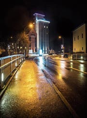 Bei Nacht erscheint das altehrwürdige Mühlegebäude neu in modernem Look. (Bild: Andrea Stalder)