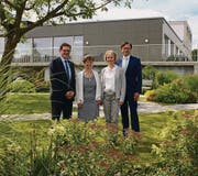 Regierungsrat Jakob Stark, Heimleiterin Susanne Schwizer, Stadträtin Käthi Zürcher und Stadtpräsident David H. Bon freuen sich über die gelungene Renovation.