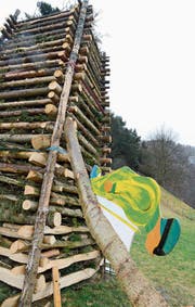 Am 18. Februar wird der Holzstoss angezündet: Unten am Plattiser Funken ist gemäss Wafa-Motto «Winter-Olympiade 2018» ein Skispringer zu sehen. (Bild: Hansruedi Rohrer)