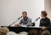 Die Schauspieler Philipp Langenegger und Anna Blumer lesen ausgewählte Texte aus der Anthologie vor. (Bild: Erich Gmünder)