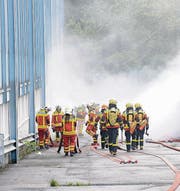 Rauch dringt aus der Hinterseite, der Atemschutztrupp greift ein. (Bilder: Hansruedi Rohrer)