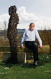 Ulrich Cavelti zu Hause im Garten neben einer Skulptur des St. Gallers Hans Thomann. (Bild: Coralie Wenger)