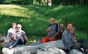 Die neue Sitzgelegenheit im Park. Vorne rechts im Bild ist der Künstler Ruben Maria Pfanner. (Bild: zVg)