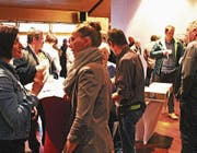 Die Idee, vor der Bürgerversammlung persönliche Gespräche an Tischen und in Gruppen zu führen, findet viel Anklang. (Bild: Fritz Bichsel)
