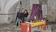 Graf Dracula lädt die Immobilienmaklerin zu sich aufs Schloss zu einem Dinner ein. Stimmig inszeniert in einem muffigen Keller.