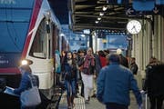 Einsteigen, ohne sich Gedanken über Tarifstrukturen machen zu müssen: E-Tickets machen das in Zukunft möglich, selbst über Grenzen hinweg. (Bild: Pius Amrein)