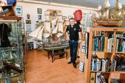 Edi Spengler in seinem «Bounty»-Museum in Weinfelden. (Bild: Reto Martin)