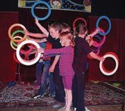 Primarschüler üben für die Abschlussvorstellung im Zirkus.