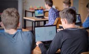 Ab nächsten Sommer sollen vier zusätzliche Informatik-Lektionen neu in die Stundentafel der St.Galler Mittelschulen aufgenommen werden. (Bild: Reto Martin/Archiv)