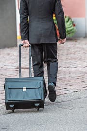 Ein Jurist betritt das Rathaus Kreuzlingen, in dem der Prozess stattfindet. (Bild: Thi My Lien Nguyen)